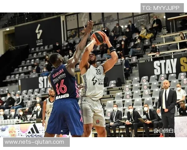 字母哥怒撕球衣引发更衣室冲突雄鹿惨败后气氛紧张不已